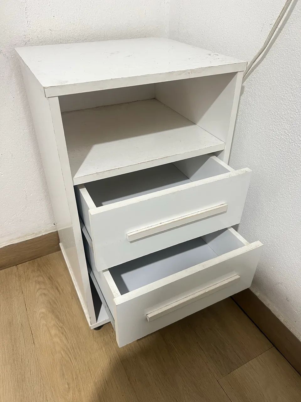 Criado-mudo / Mesa de apoio com gavetas - ótimo estado  - Foto 2