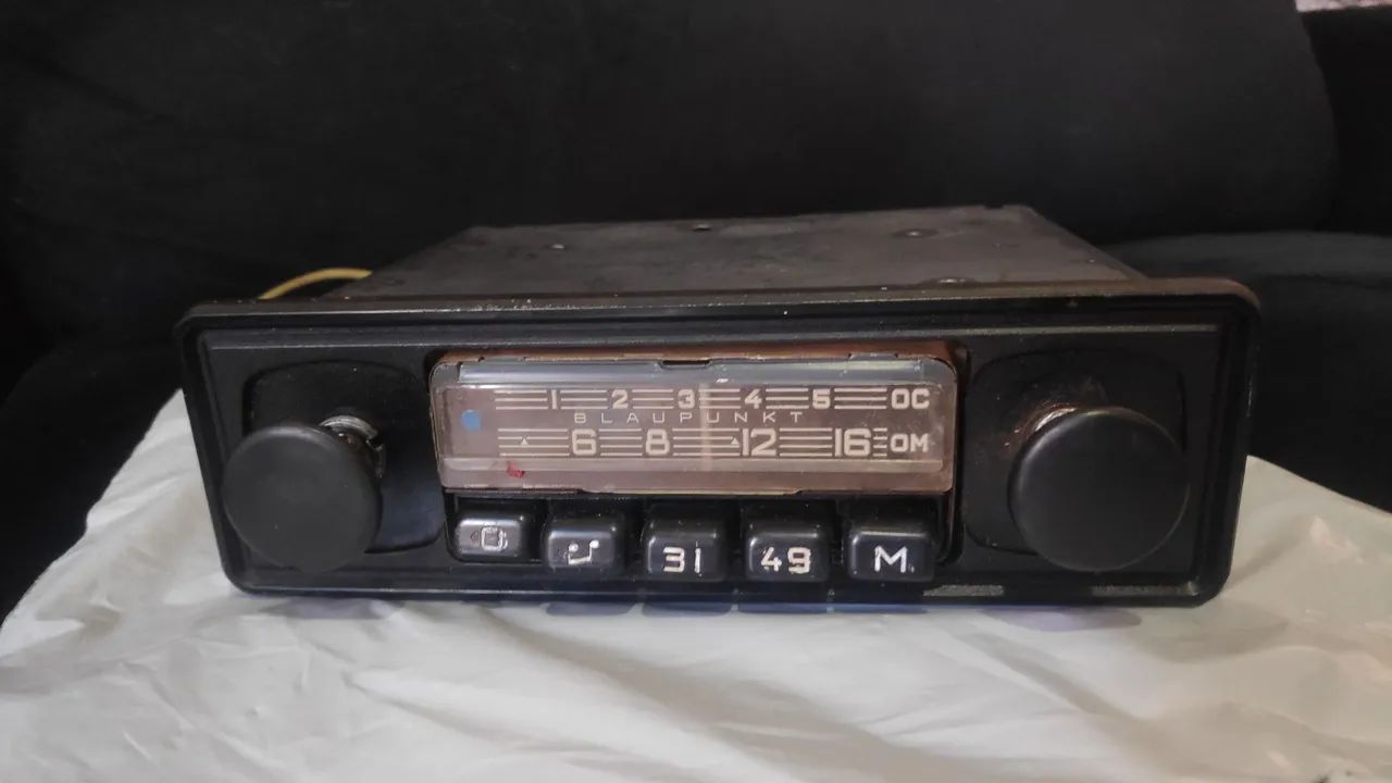 Rádio Vintage Blaupunkt ano 70 no estado três faixas AM