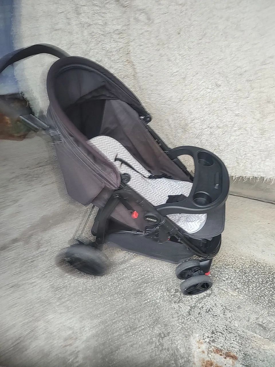 Carrinho de bebê leve e prático