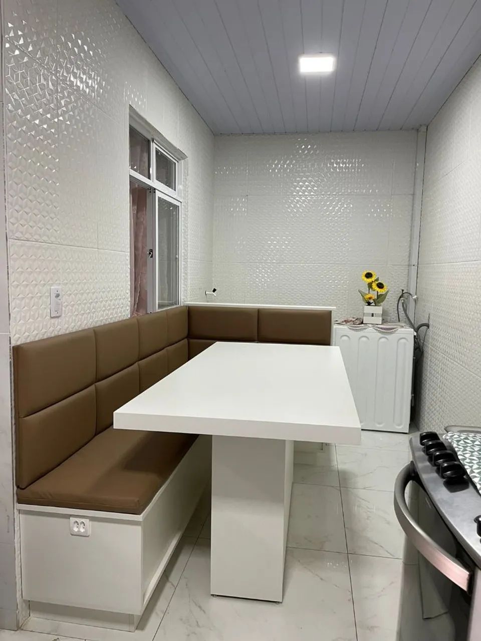 Mesa de Canto com Banco - Ideal para sua cozinha! - Foto 3