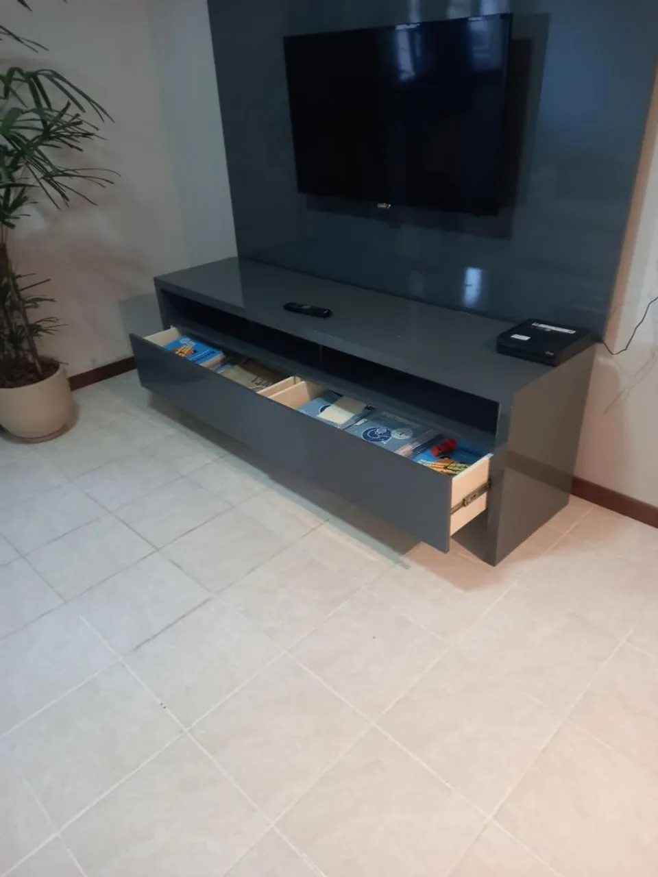 Rack moderno para TV com gavetas