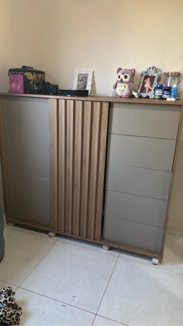 Cômoda grande com cabideiro 