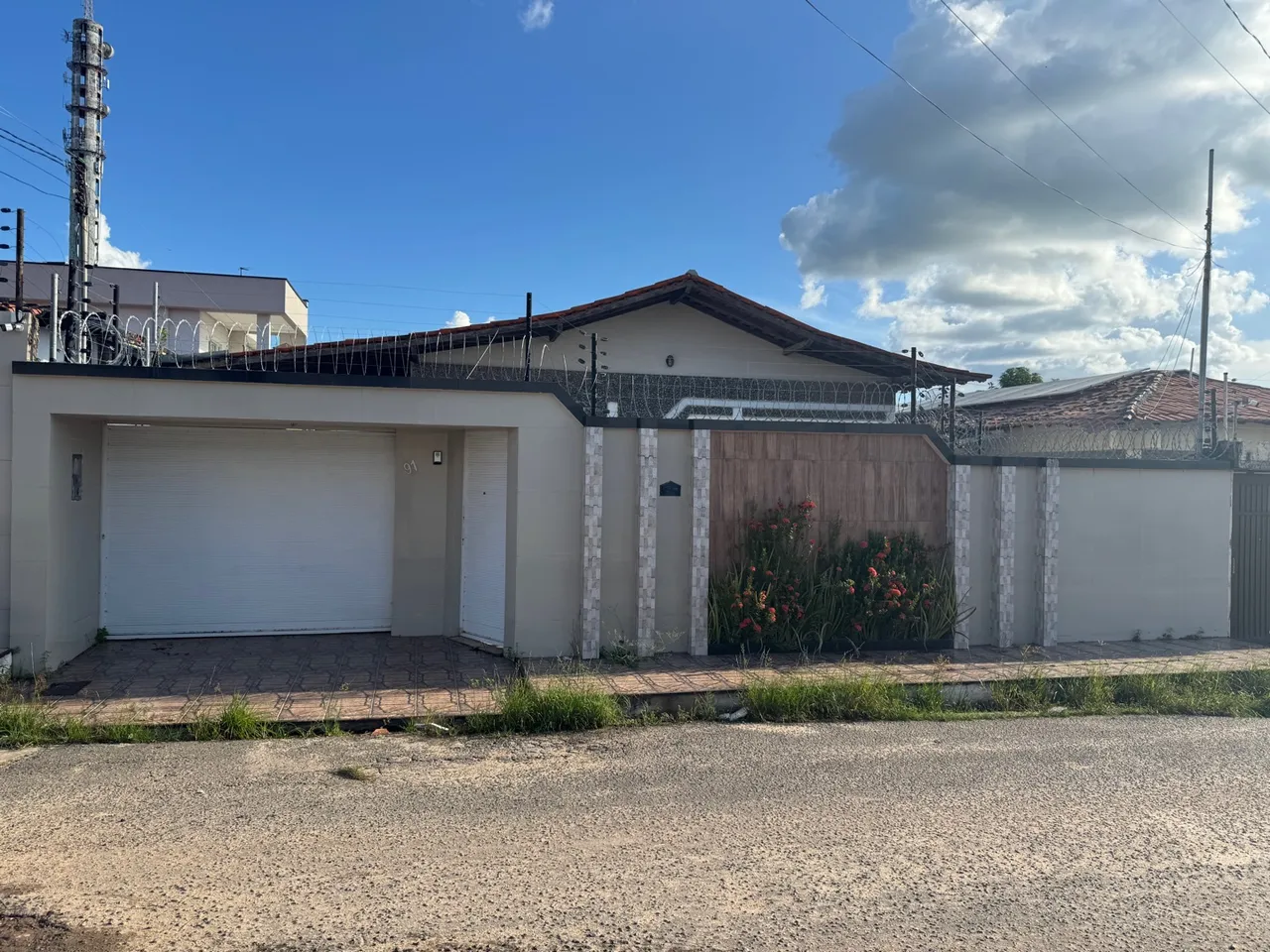 Alugo casa com Ótima localização em Santa Inês