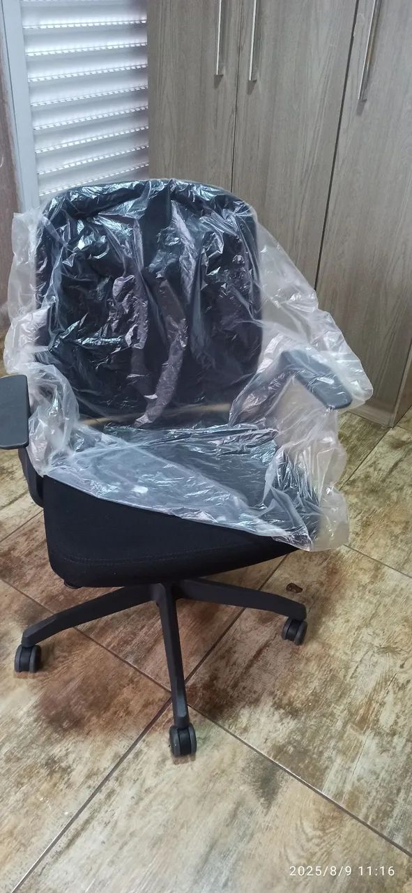 Cadeira de escritório nova com rodinhas