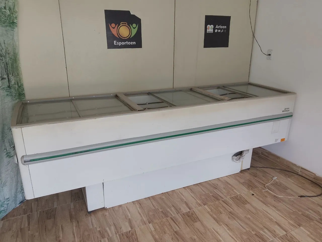 Freezer horizontal com tampas de vidro