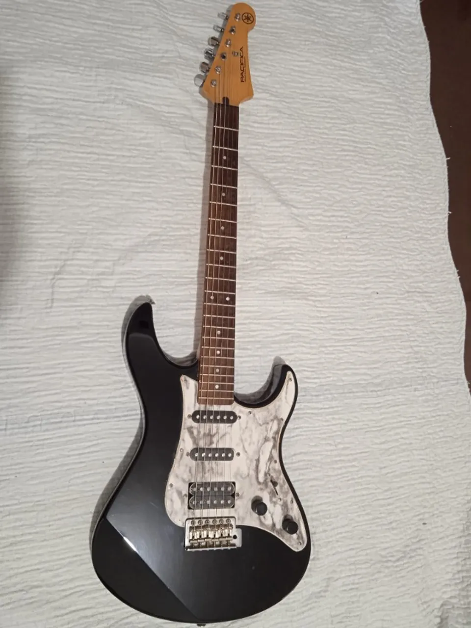 Guitarra Yamaha Pacifica 012 em ótimo estado