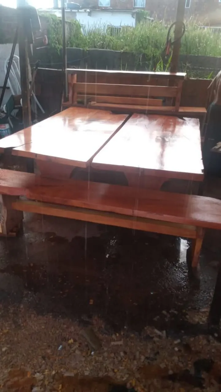 Conjunto de mesa e bancos de madeira maciça