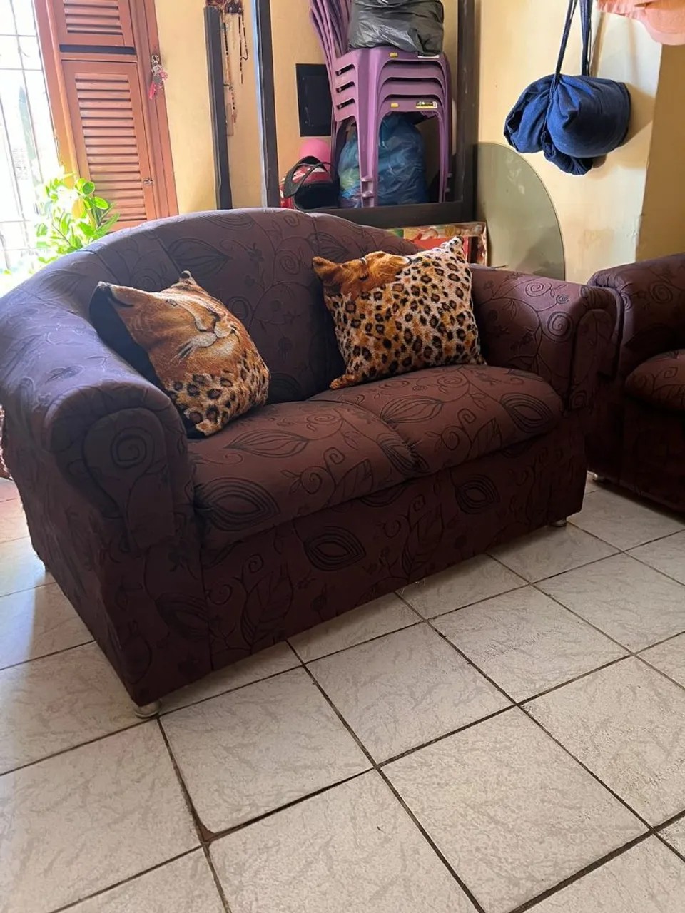 Sofá 2 Lugares com Almofadas Decorativas