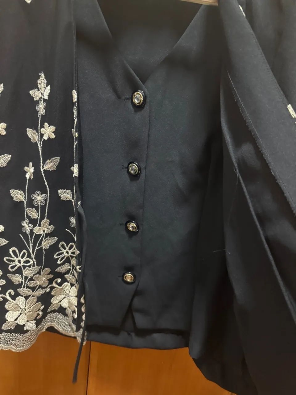 Blazer preto com bordado floral - Foto 5