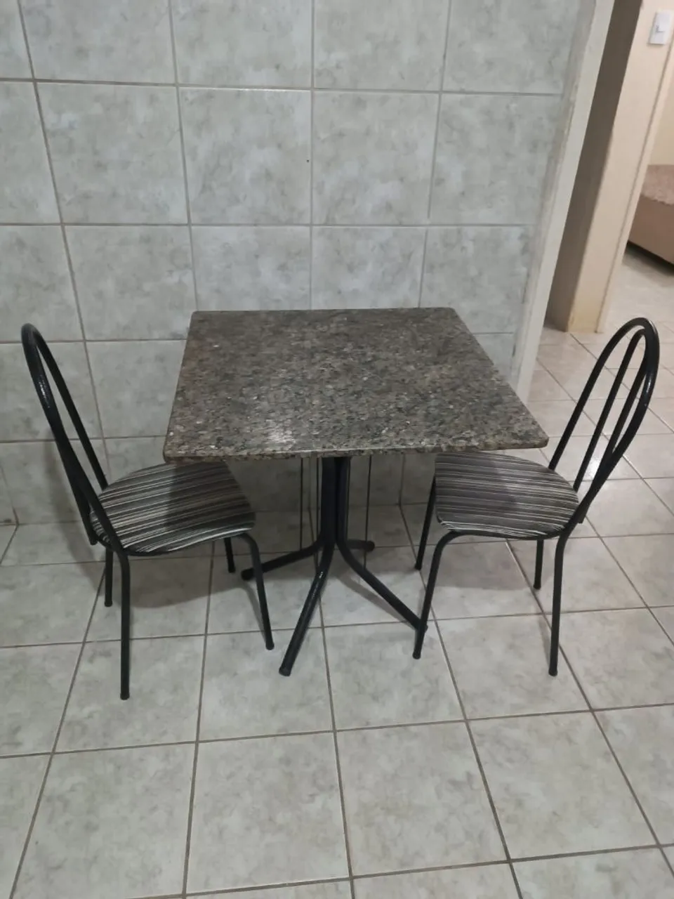 Mesa em granito para cozinha com 4 cadeiras