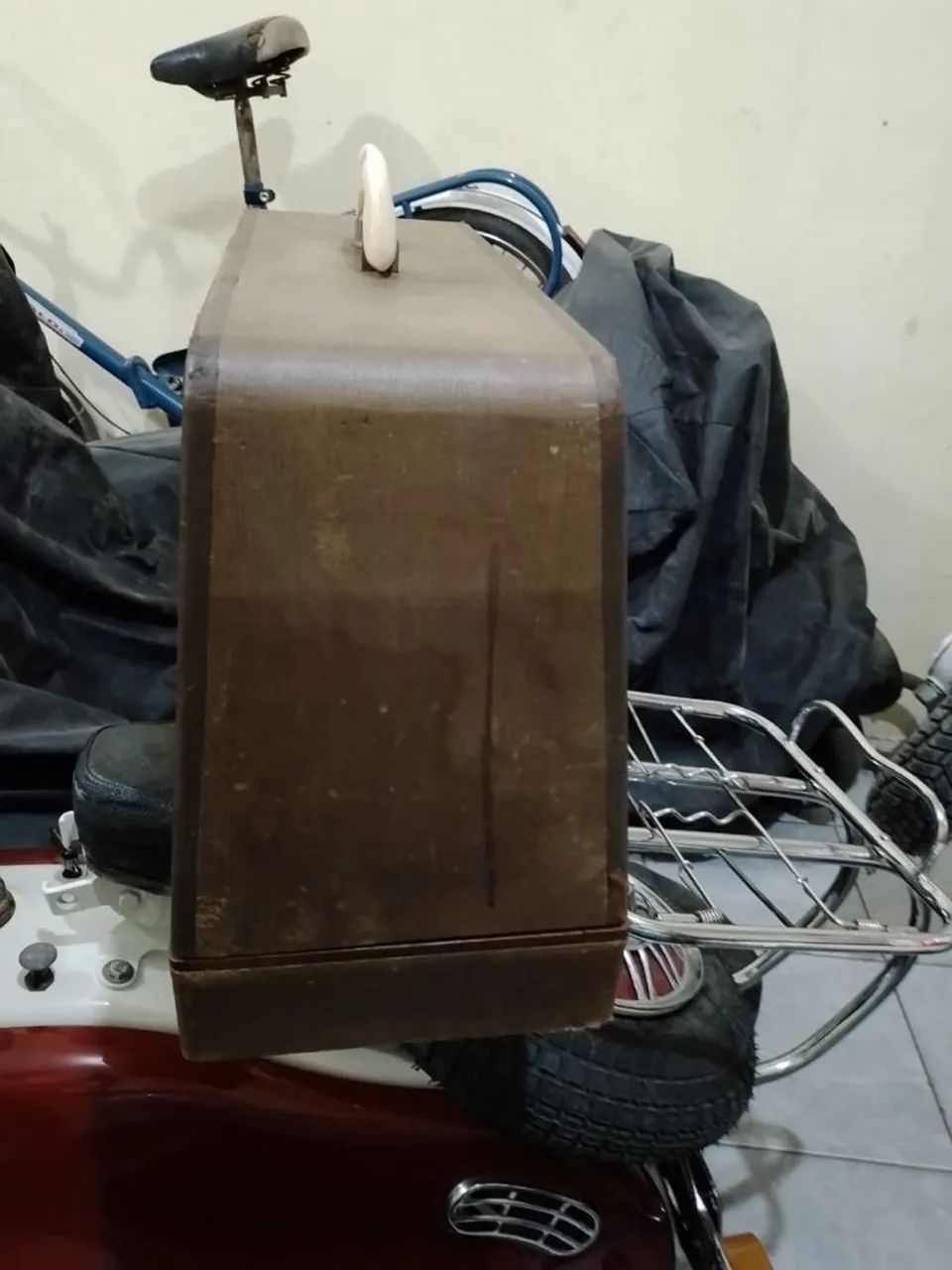 Antiguidades - Maleta antiga da Máquina de costura Singer  - Foto 3