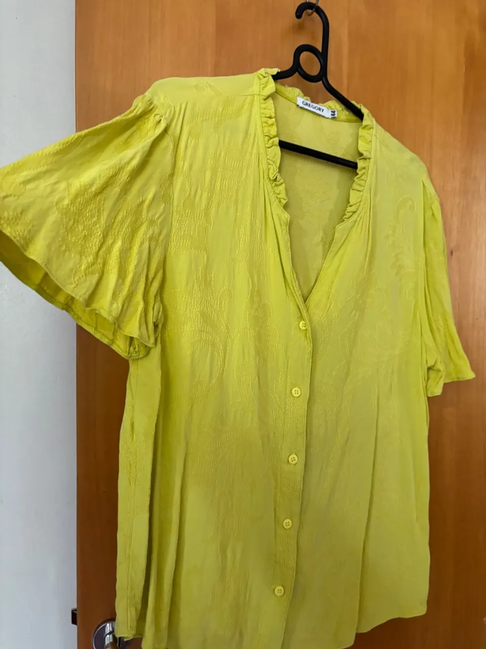 Camisa Amarela Gregory com Detalhes