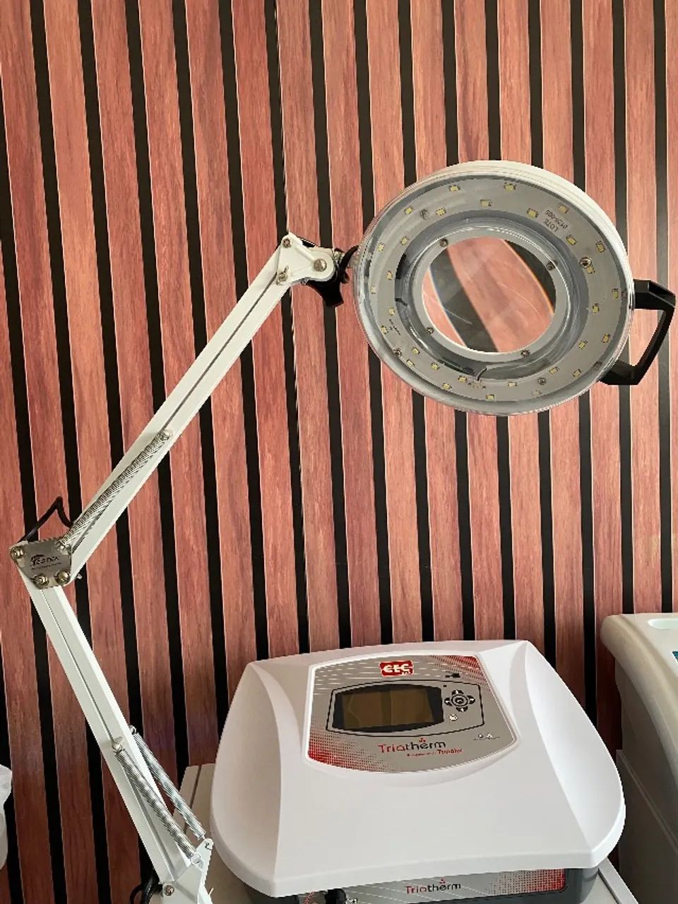 Luz de mesa com lupa estética  - Foto 3