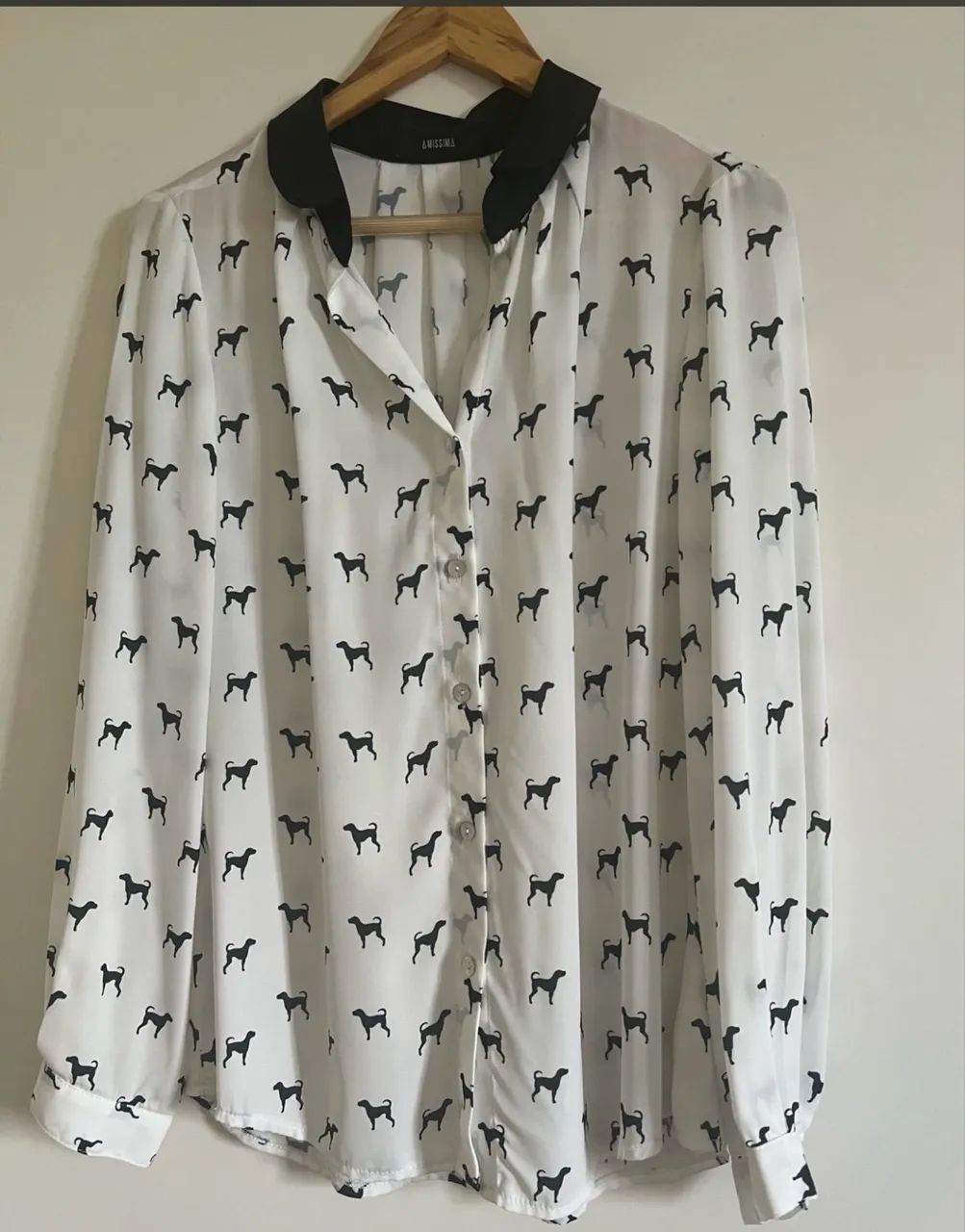 Camisa estampada branca e preta