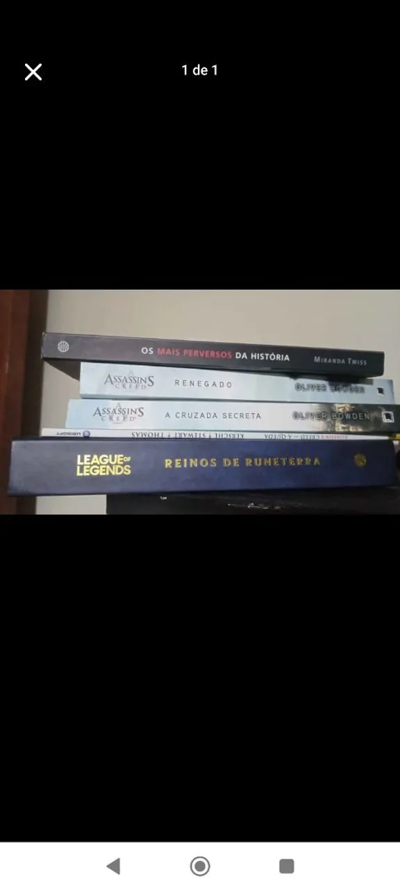 Livros Assassin's Creed e League of Legends