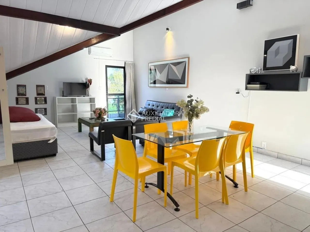 Apartamento Amplo e Bem Localizado no Rio Tavares de 1 dormitório, todo mobiliado