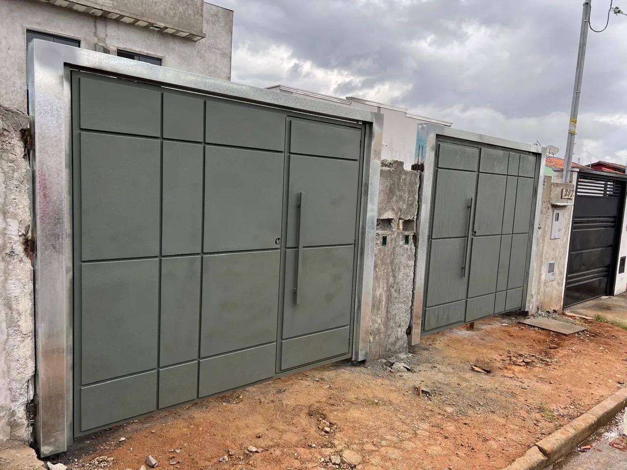 Portões eletrônicos em aço ?64198284732803121