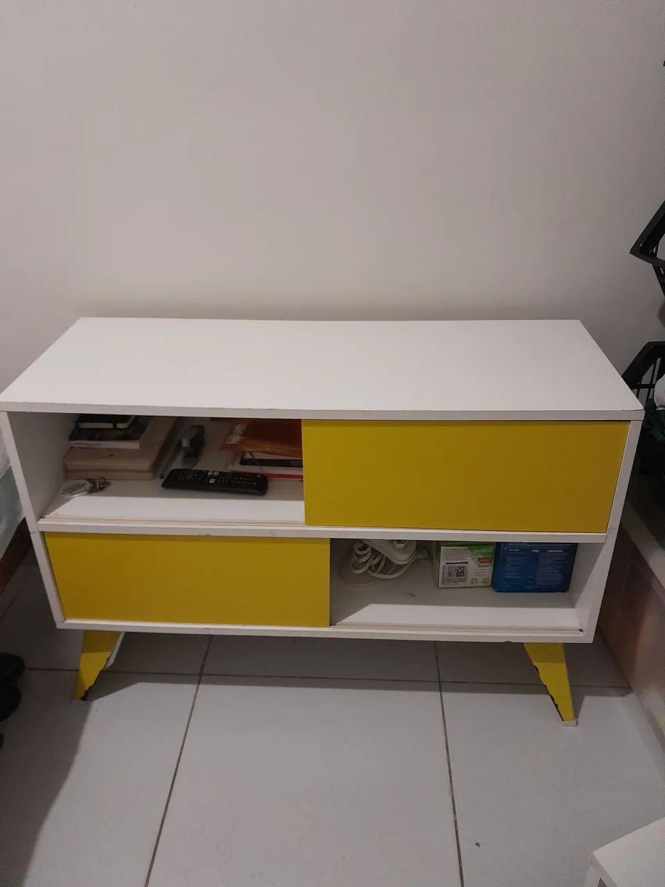 Rack de TV branco e amarelo