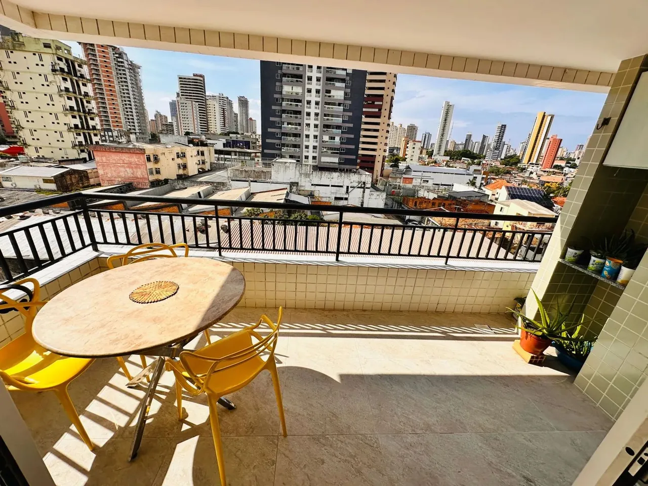 Bacelar Imóveis vende apartamento no edifício Sports Garden, a 900 metros da Praça Batista