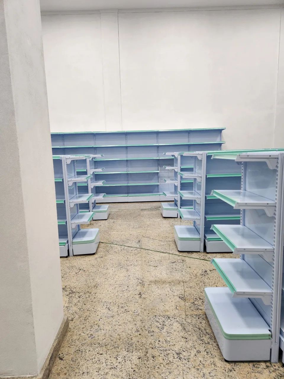 Prateleiras e Expositores para Farmácia - Foto 2