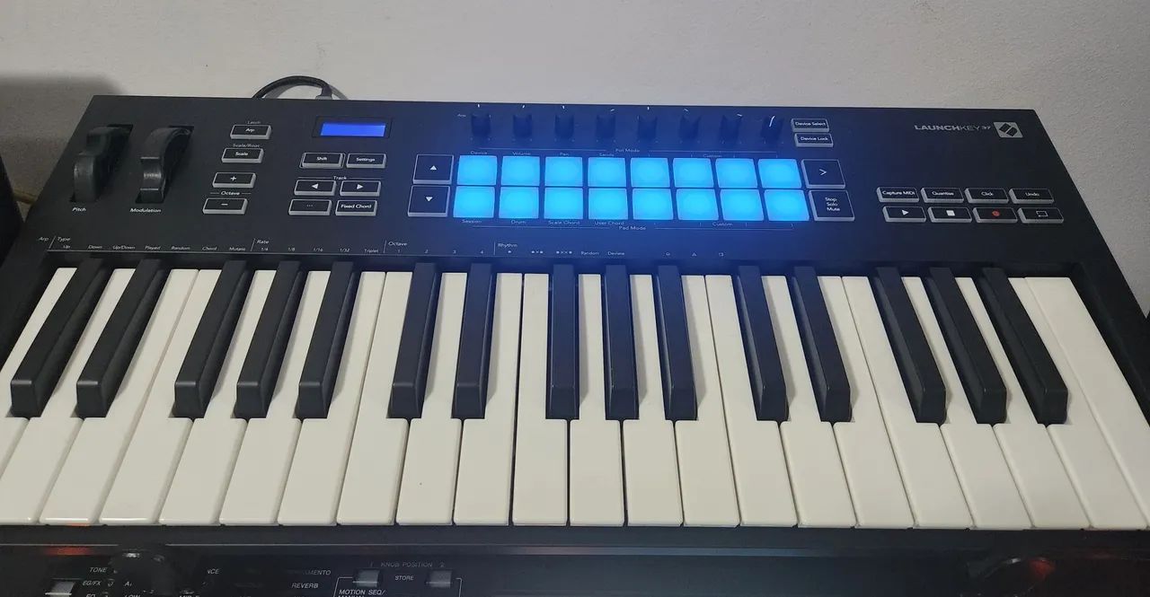 Teclado Controlador Midi Novation launchkey 37 + Semicase sob medida - Foto 4