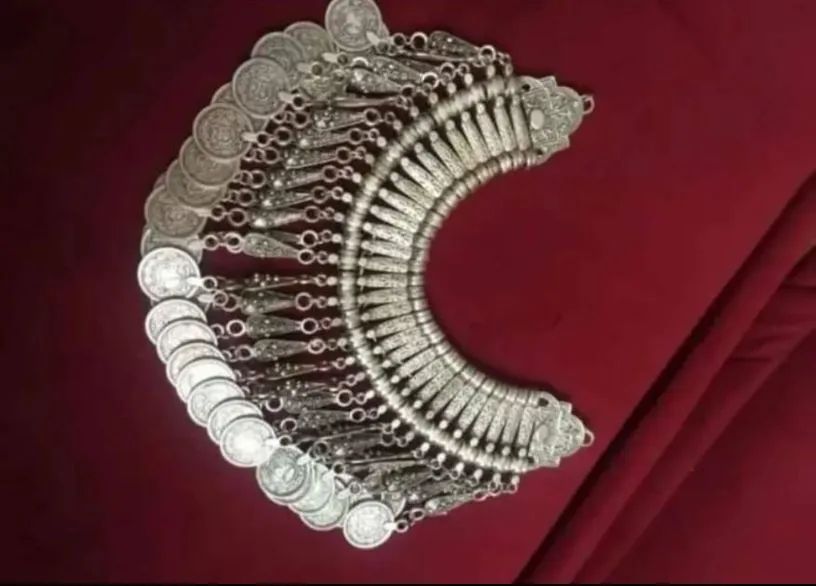 Colar Prateado Com Moedas Indiano - Foto 2