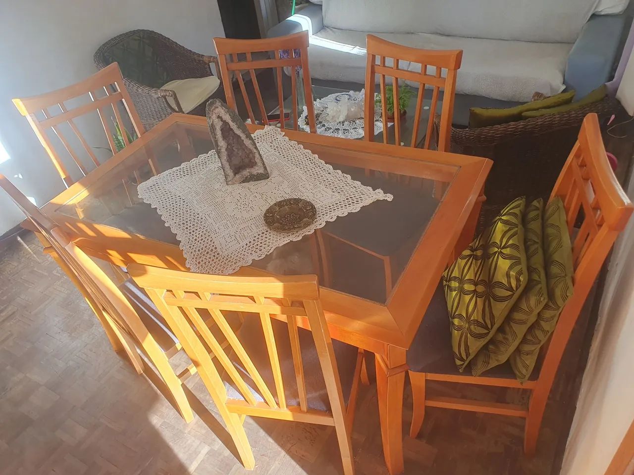 Mesa jantar em madeira com seis cadeiras