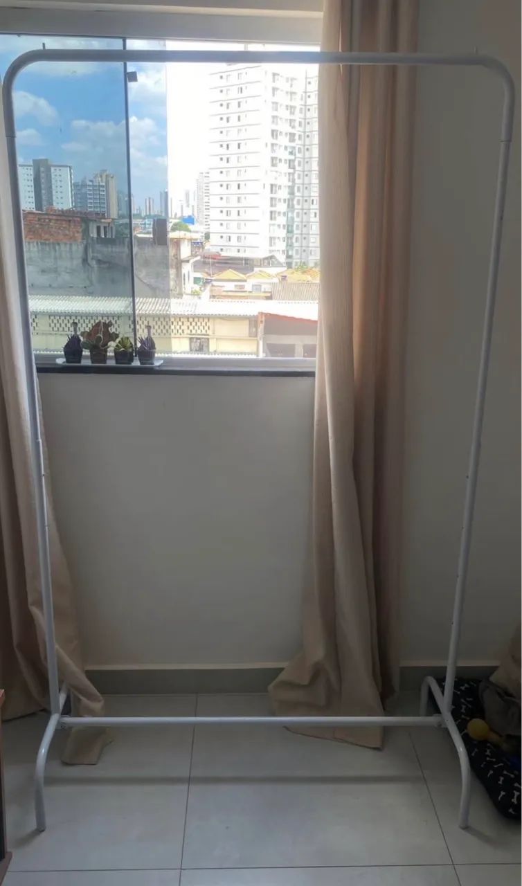Arara de roupas regulável 