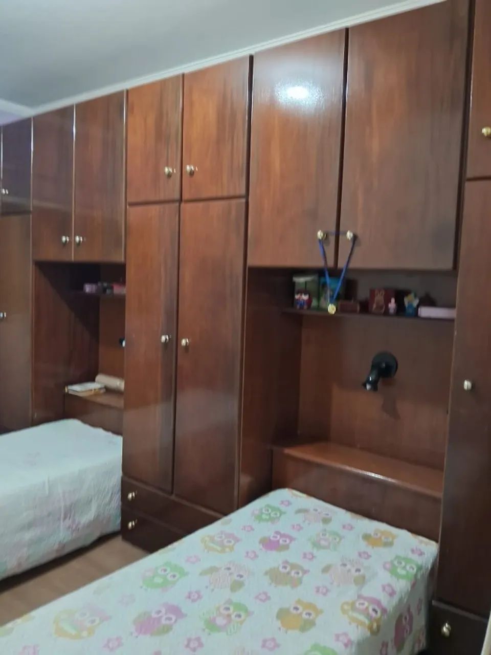 Guarda roupa com 2 camas de solteiro embutidas