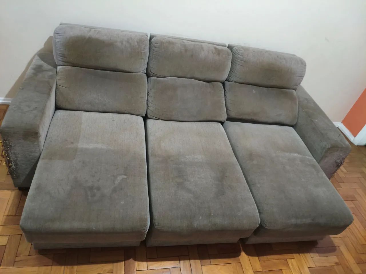 Sofá três lugares 