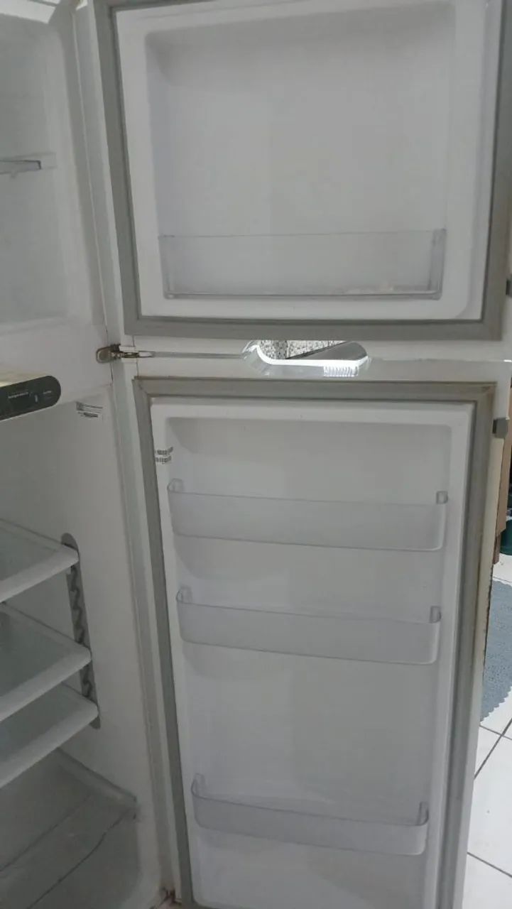 Geladeira  semi nova - Foto 4