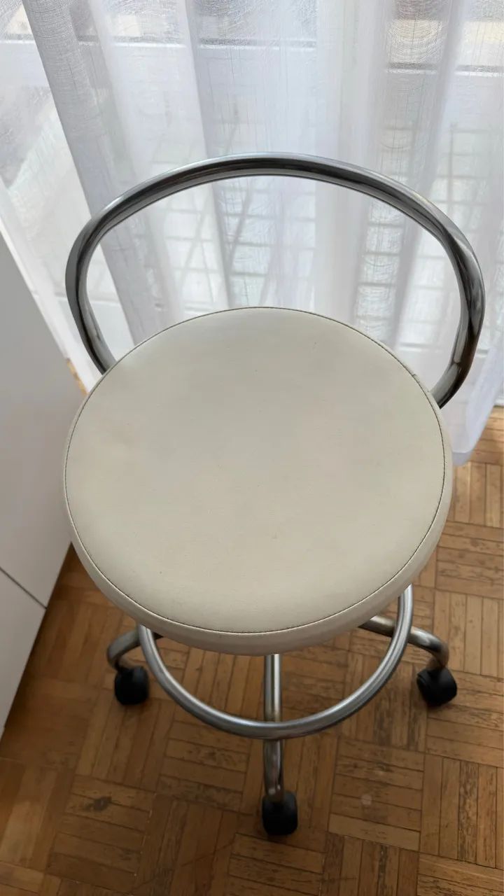Banco Baixo Tok&Stok - Couro Legítimo com Regulagem e Rodízios - Foto 3