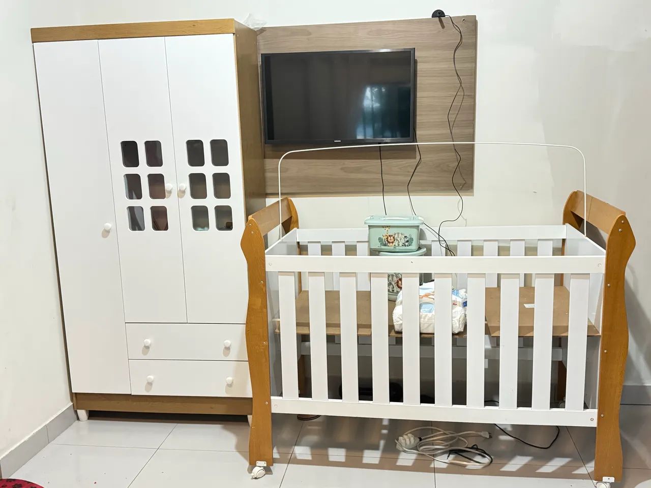 Guarda roupa e berço 