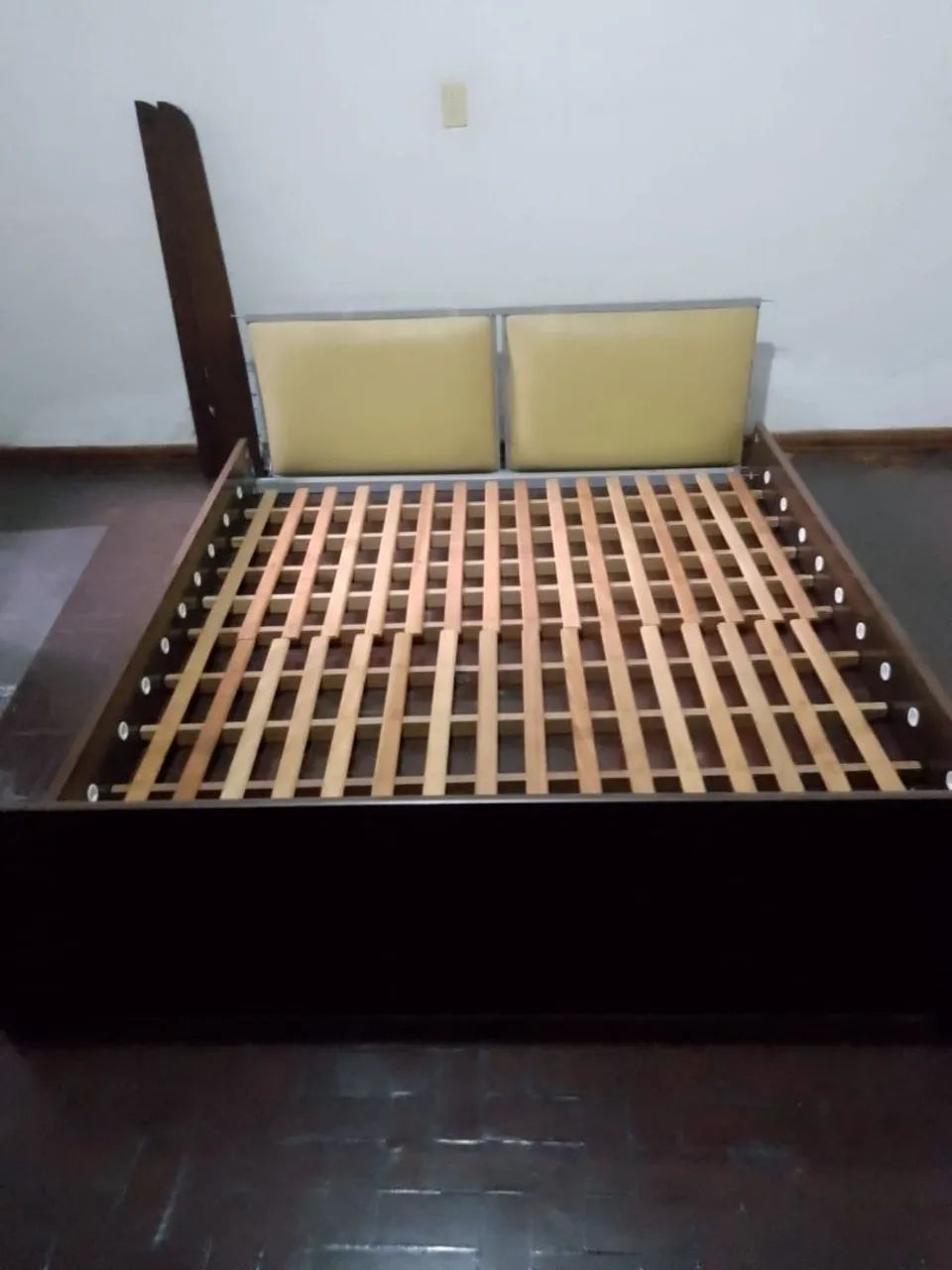 Cama Queen moderna em perfeito estado de conservação 