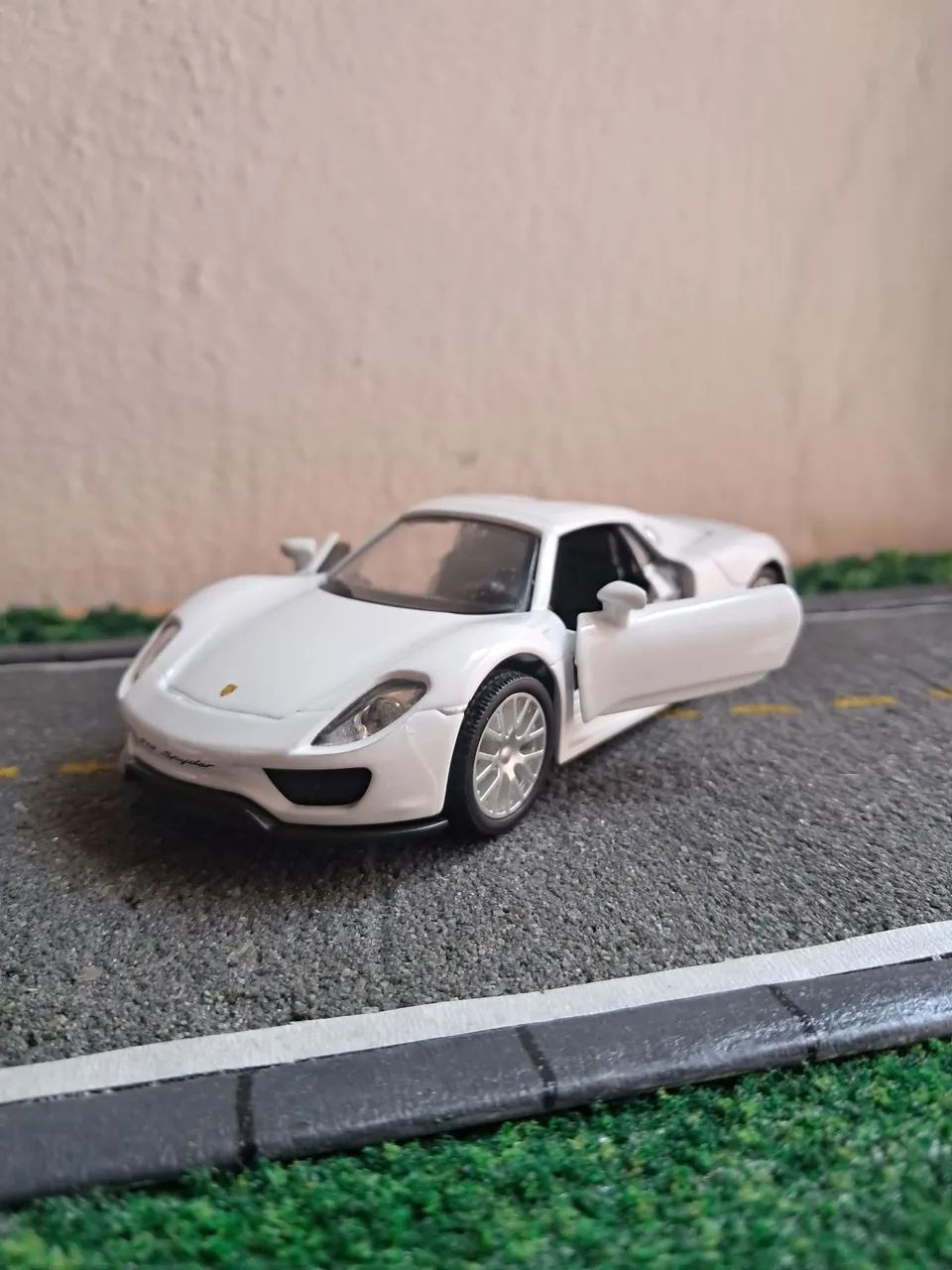 miniatura porsche 918 spyder branca 1/38