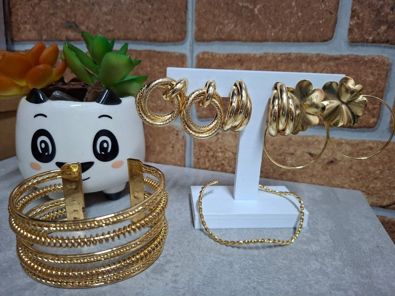 KIT BRINCOS E BRACELETES DOURADO 