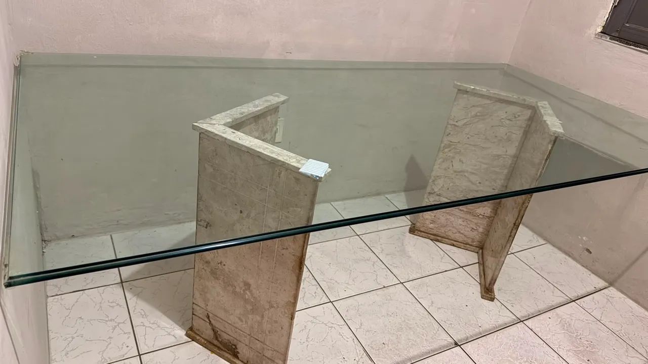 Mesa grande com porte para 8 cadeiras