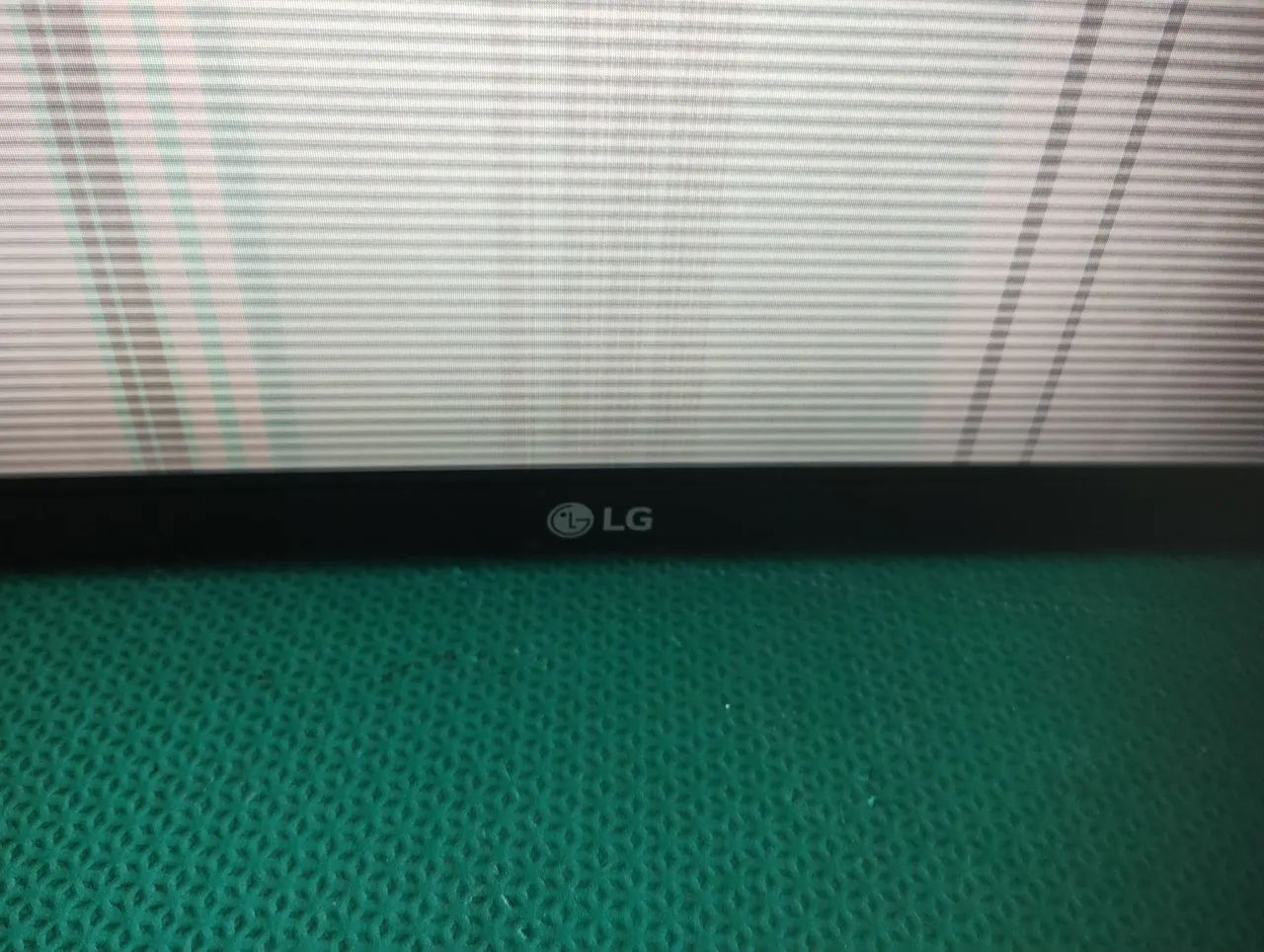 monitor LG UltraWide 34UC79G-B com defeito no display - Foto 2