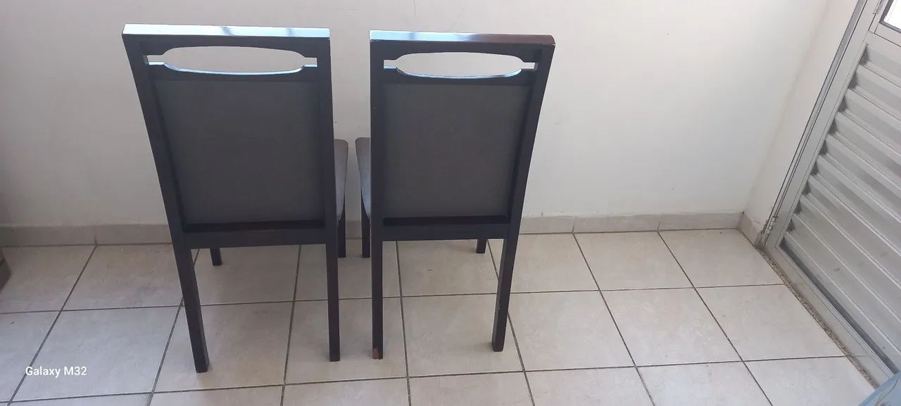 Vendo 4 cadeiras de madeira com estofado. - Foto 3