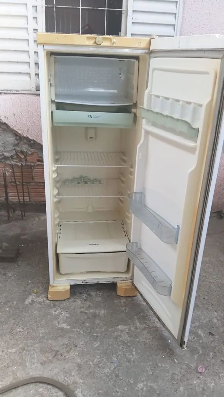Uma geladeira 