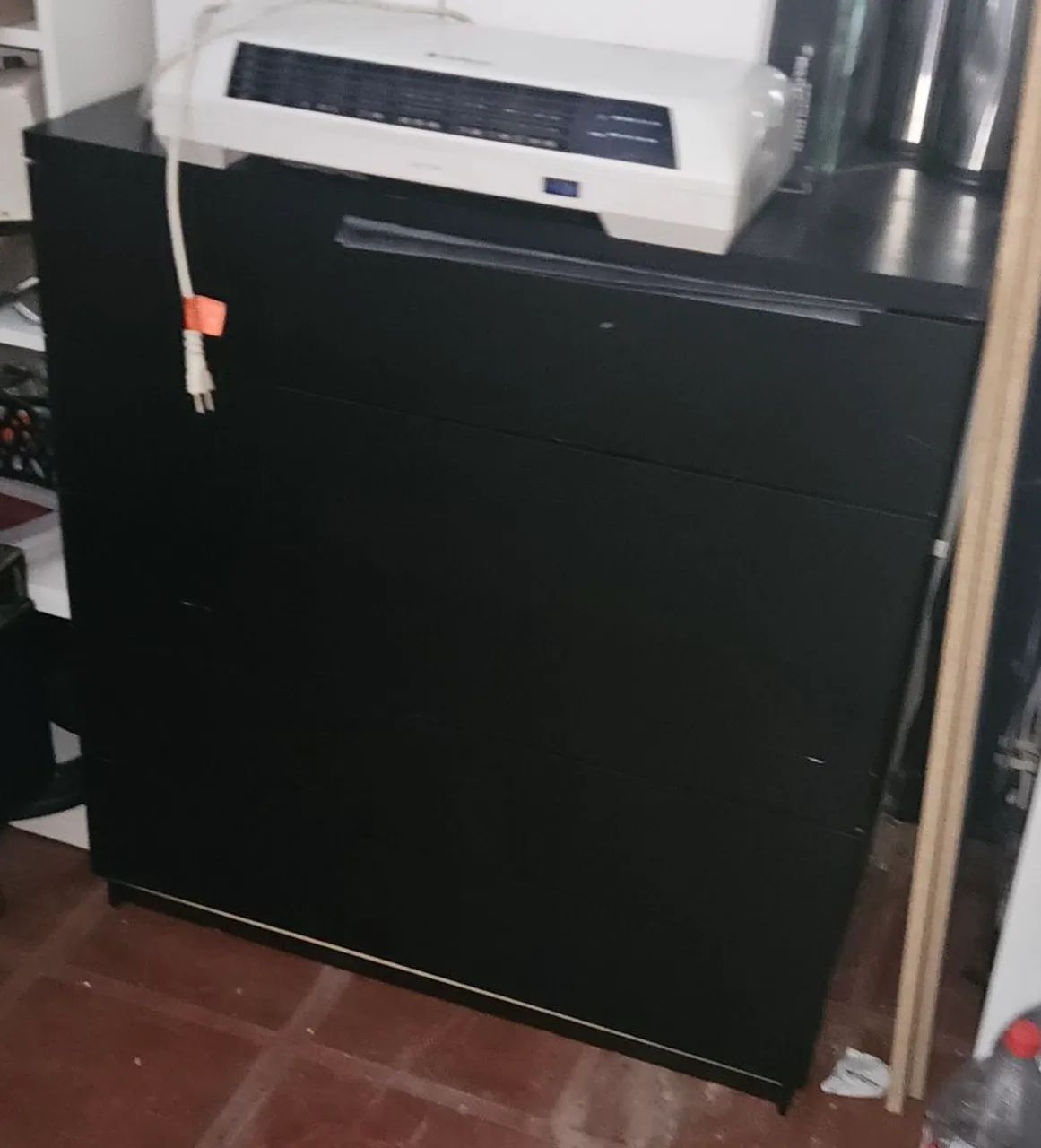 Cômoda preta 4 gavetas. 