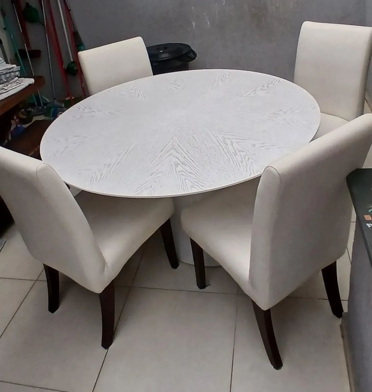 Mesa de Jantar Redonda acompanha 3 cadeiras 