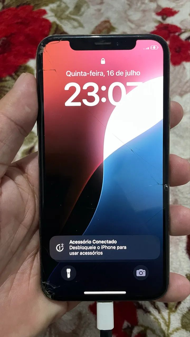iPhone com tela e traseira trincada porém funcionado perfeitamente  - Foto 2