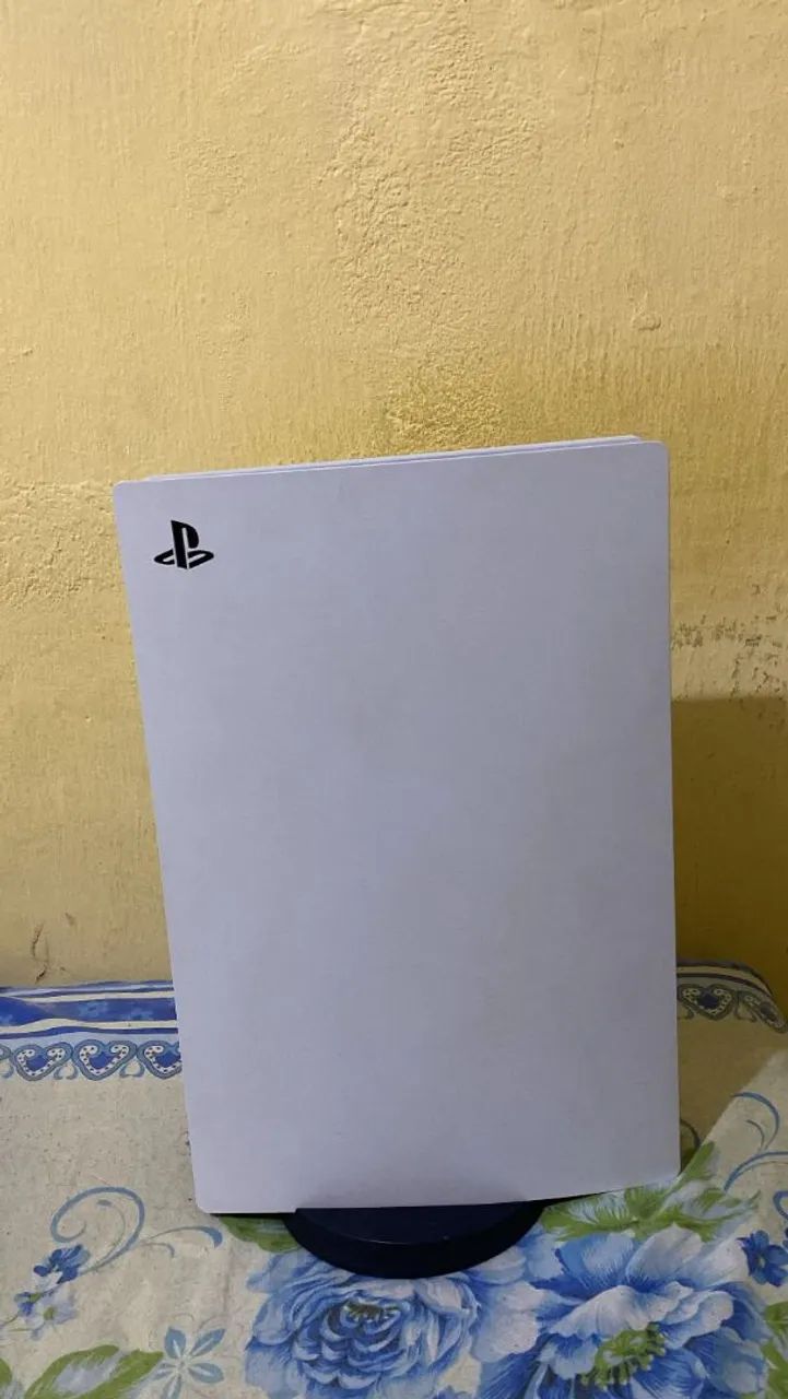 PS5 MUITO BEM CONSERVADO COM CAIXA E CAIXAS DE CONTROLES.
