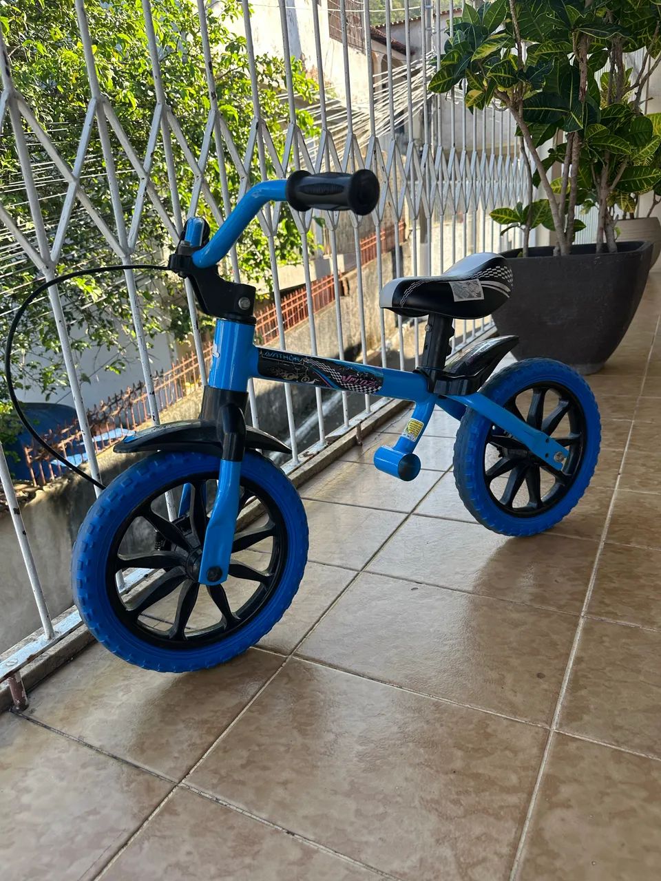 Bicicleta de equilíbrio menino