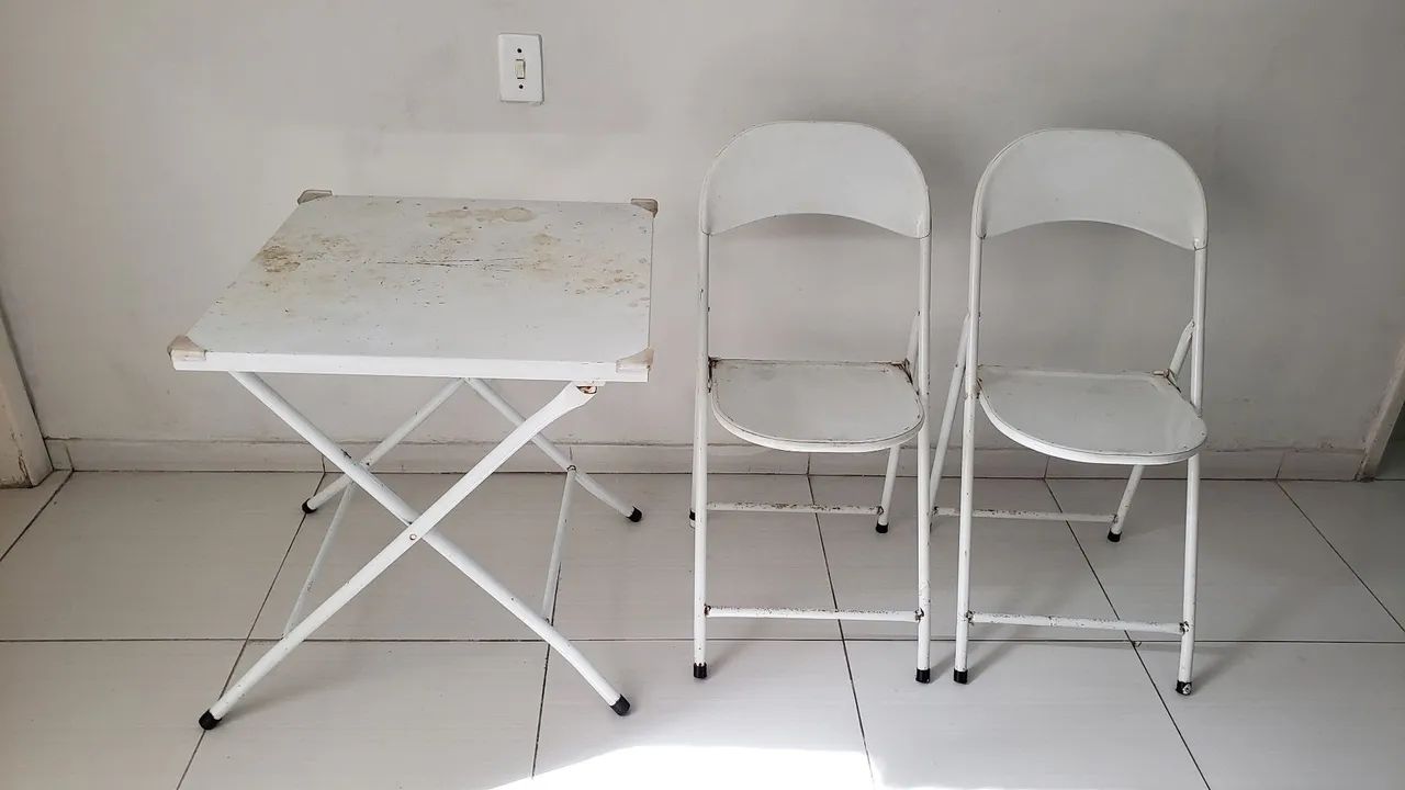 Mesa + 2 cadeiras de aço 