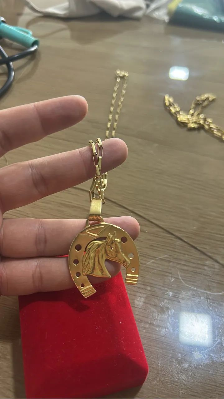 Cordão de ouro com pingente 