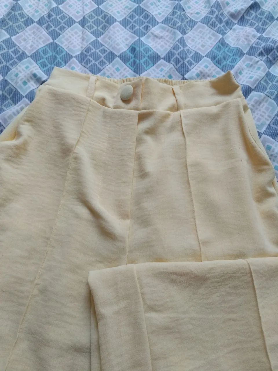 Calça amarelo manteiga com forro