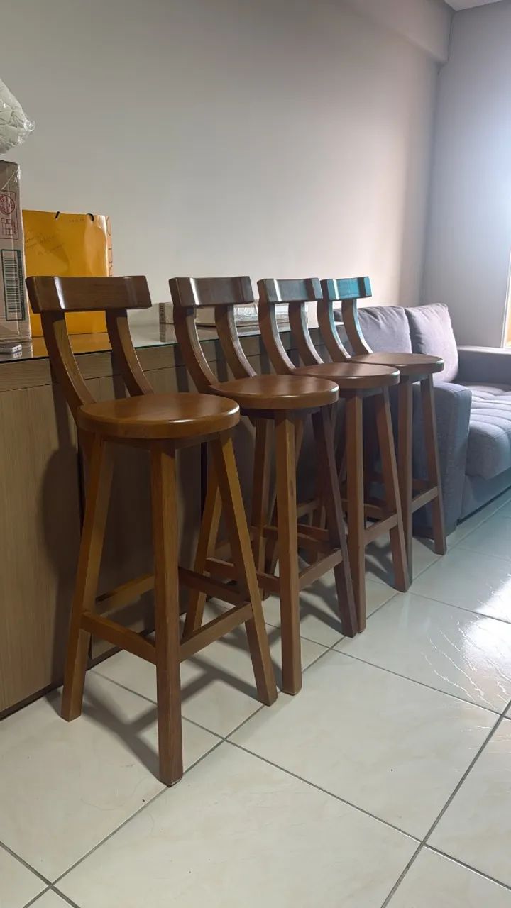 Conjunto de banquetas em madeira