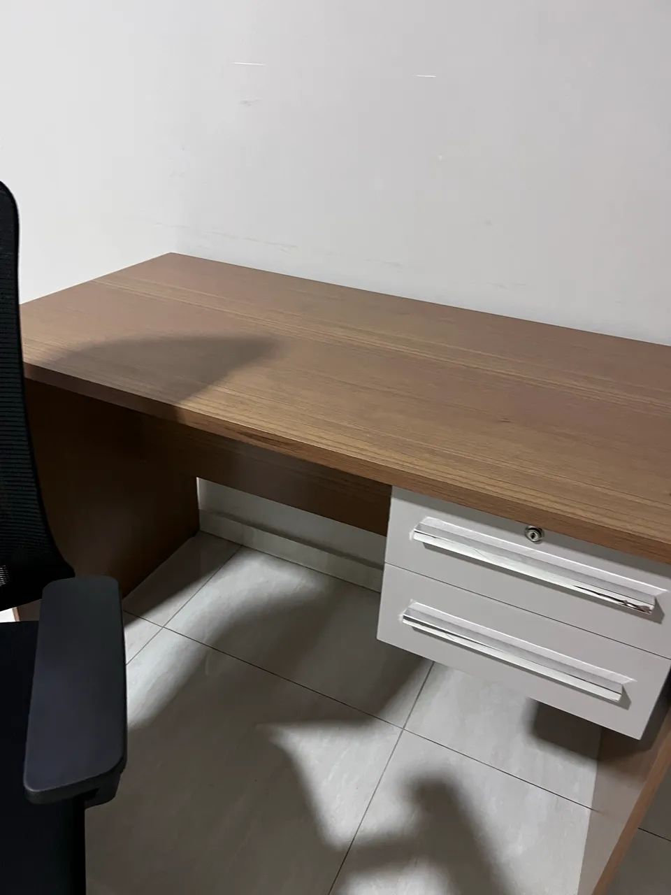 Mesa com cadeira só de escritório  - Foto 2